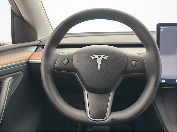 Tesla Model Y 16 of 30
