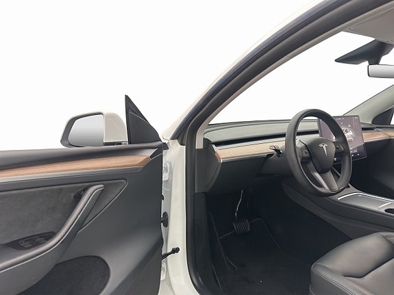 Tesla Model Y 12 of 30