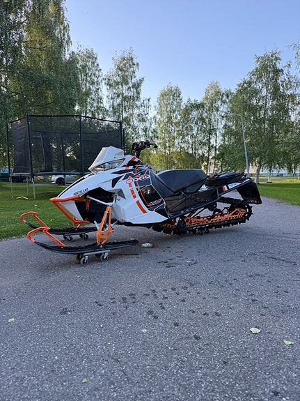 Arctic-cat M8000 LTD 2015 5 of 5