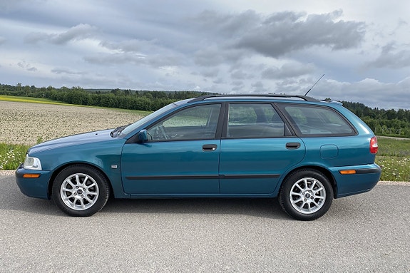 Volvo V40 2 of 5