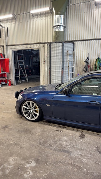 BMW 320d 4 of 5