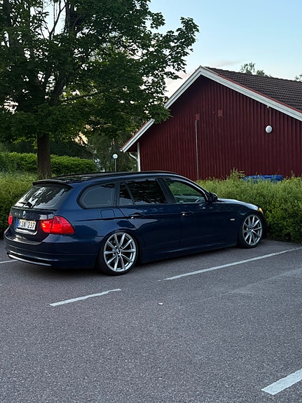BMW 320d 2 of 5