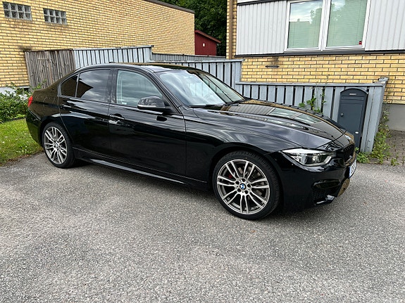 BMW 330i 3 of 5