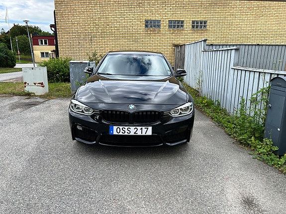 BMW 330i 2 of 5