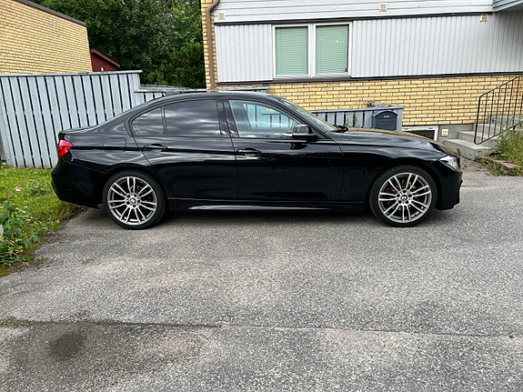 BMW 330i 4 of 5