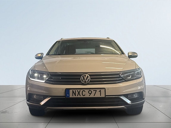 Volkswagen Passat Alltrack 2 of 18