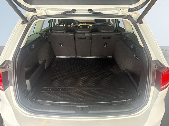 Volkswagen Passat Alltrack 12 of 18