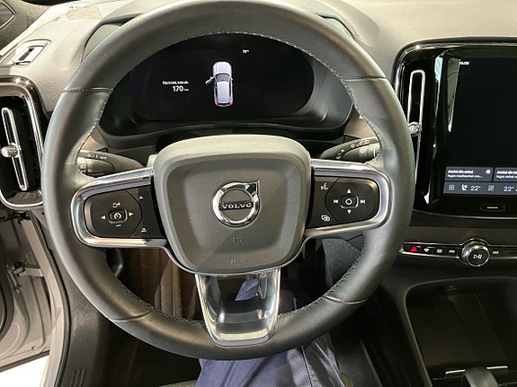 Volvo XC40 3 of 5
