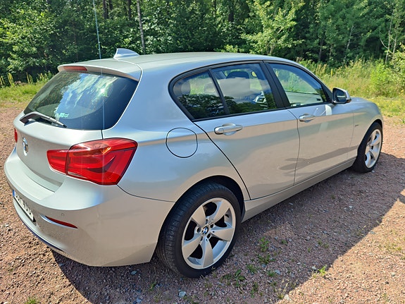 BMW 118i 3 of 5