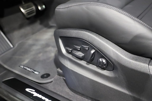 Porsche Cayenne 15 of 24