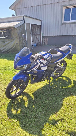 Honda CBR125R 3 of 4