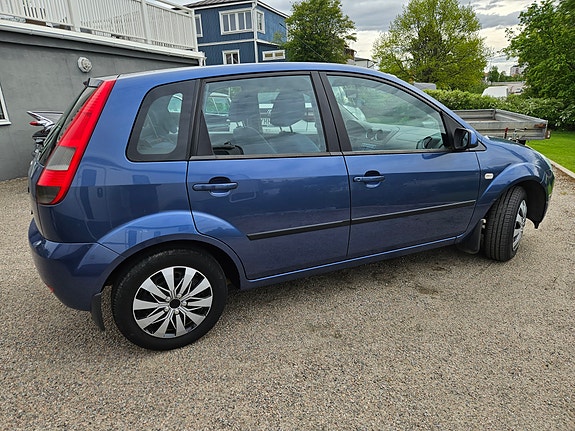 Ford Fiesta 2 of 5