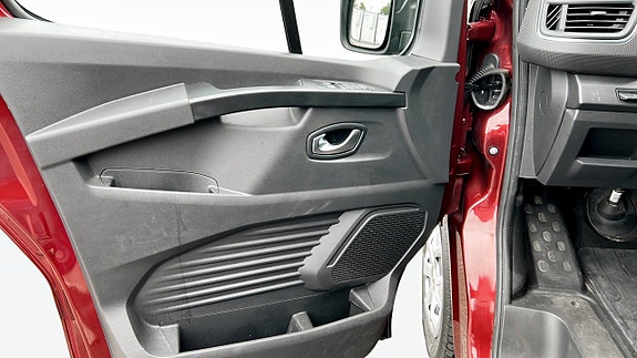 Renault Trafic 11 of 12
