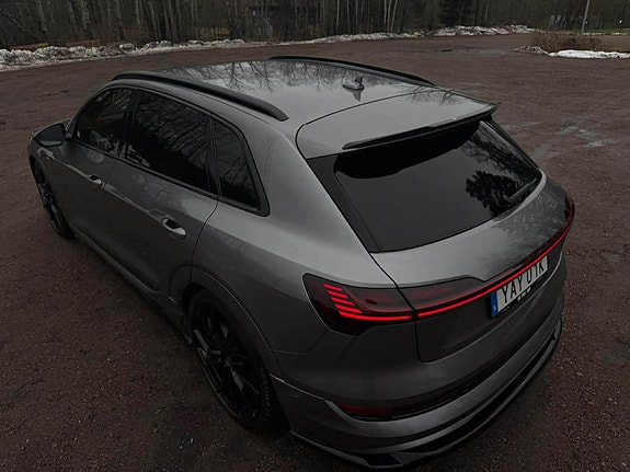 Audi e-tron 8 of 9