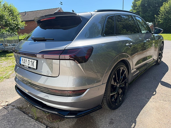 Audi e-tron 3 of 5
