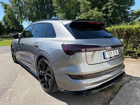 Audi e-tron 4 of 5