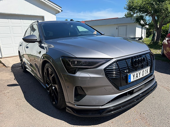 Audi e-tron 2 of 5