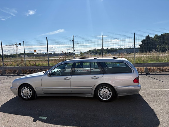Mercedes-Benz E270 3 of 5