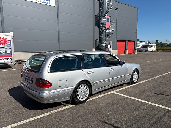 Mercedes-Benz E270 4 of 5