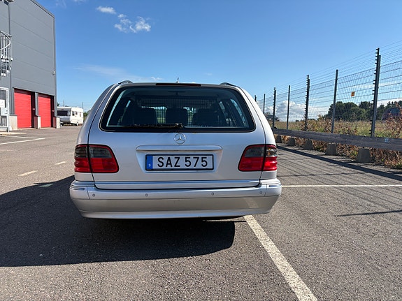 Mercedes-Benz E270 5 of 5