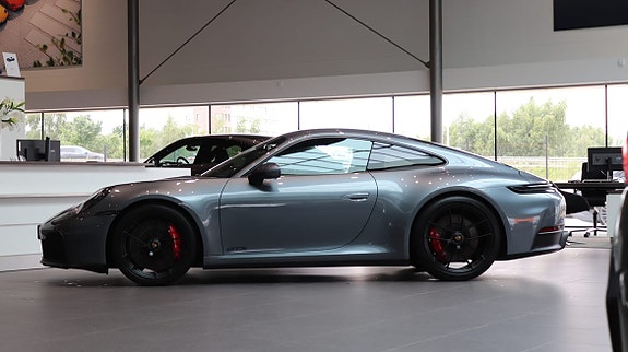 Porsche 911 4 of 5