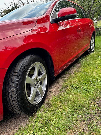 Volvo V60 2 of 5