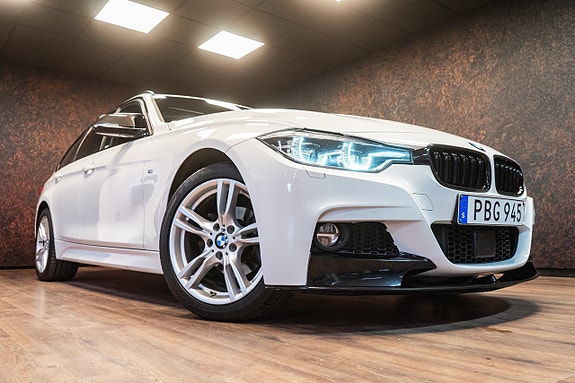 BMW 320i 3 of 5