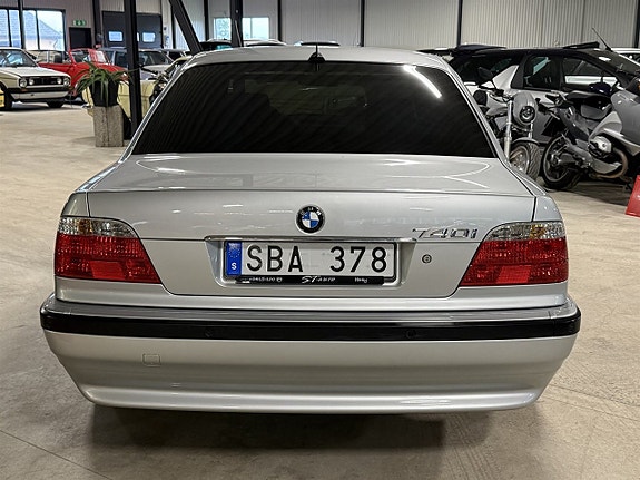 BMW 740i 4 of 5