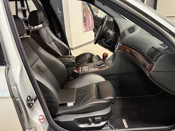 BMW 740i 9 of 16