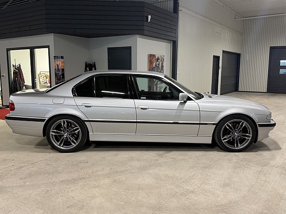 BMW 740i 3 of 5
