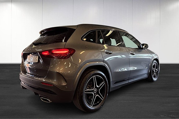 Mercedes-Benz GLA200 4 of 18