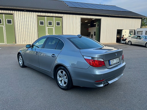 BMW 520i 3 of 5