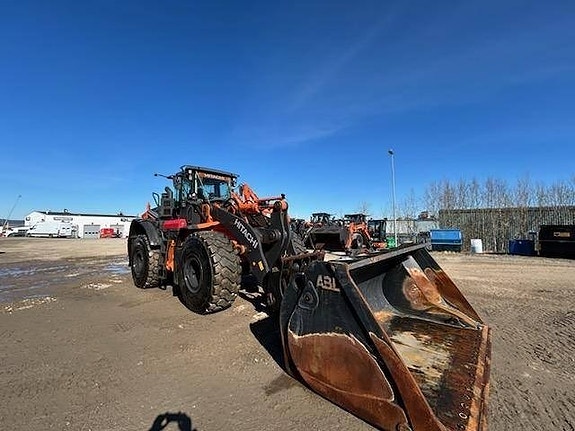 Hitachi ZW 310-7 2 of 5