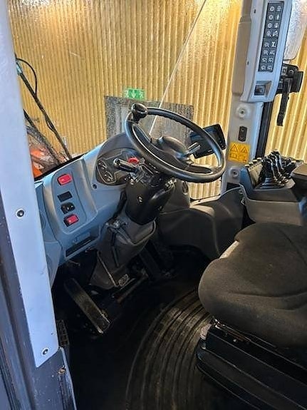 Hitachi ZW 310-7 3 of 5