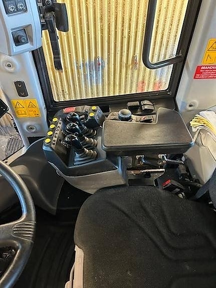 Hitachi ZW 310-7 4 of 5