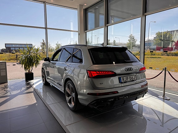 Audi Q7 4 of 5
