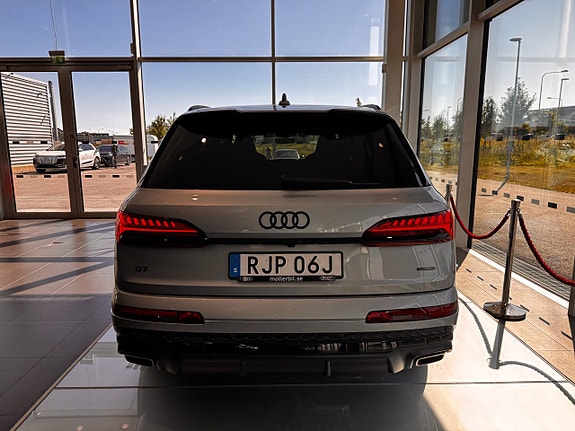 Audi Q7 3 of 5