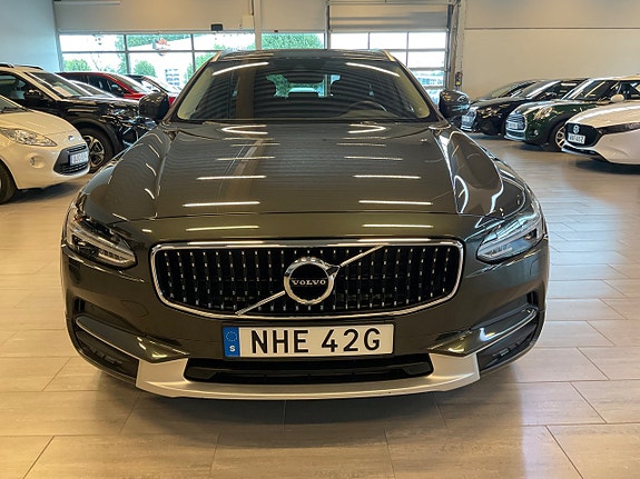 Volvo V90 Cross Country 2 of 13