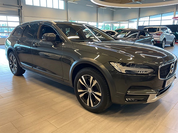 Volvo V90 Cross Country 3 of 13