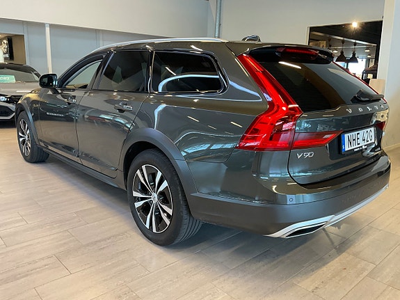 Volvo V90 Cross Country 7 of 13