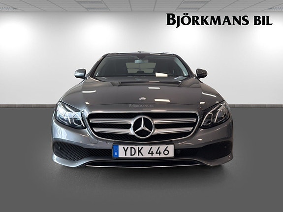 Mercedes-Benz E220 2 of 20