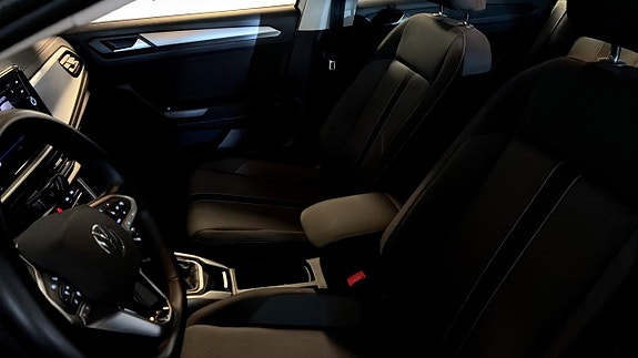 Volkswagen T-Roc 8 of 13