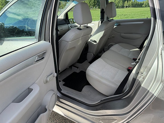 Mercedes-Benz B200 5 of 5
