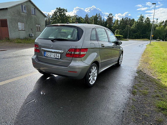 Mercedes-Benz B200 4 of 5