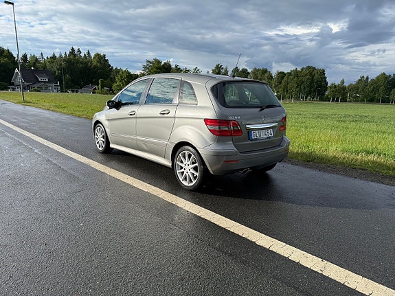 Mercedes-Benz B200 2 of 5
