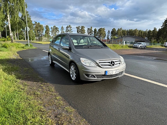 Mercedes-Benz B200 3 of 5