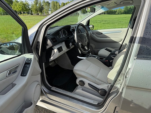 Mercedes-Benz B200 6 of 7