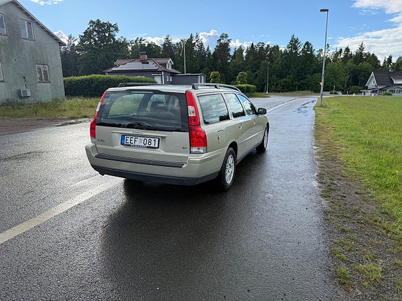 Volvo V70 3 of 5