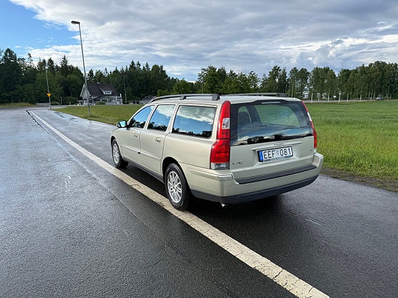 Volvo V70 2 of 5