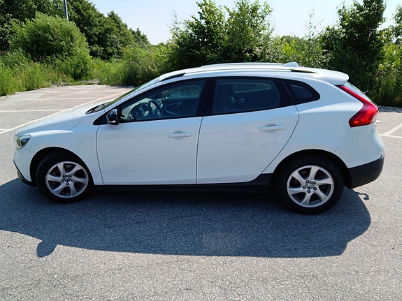 Volvo V40 Cross Country 2 of 5